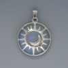 Pendente Sole con pietra lunare, diametro 27 mm ±, lunghezza 37 mm ± in montatura argentata