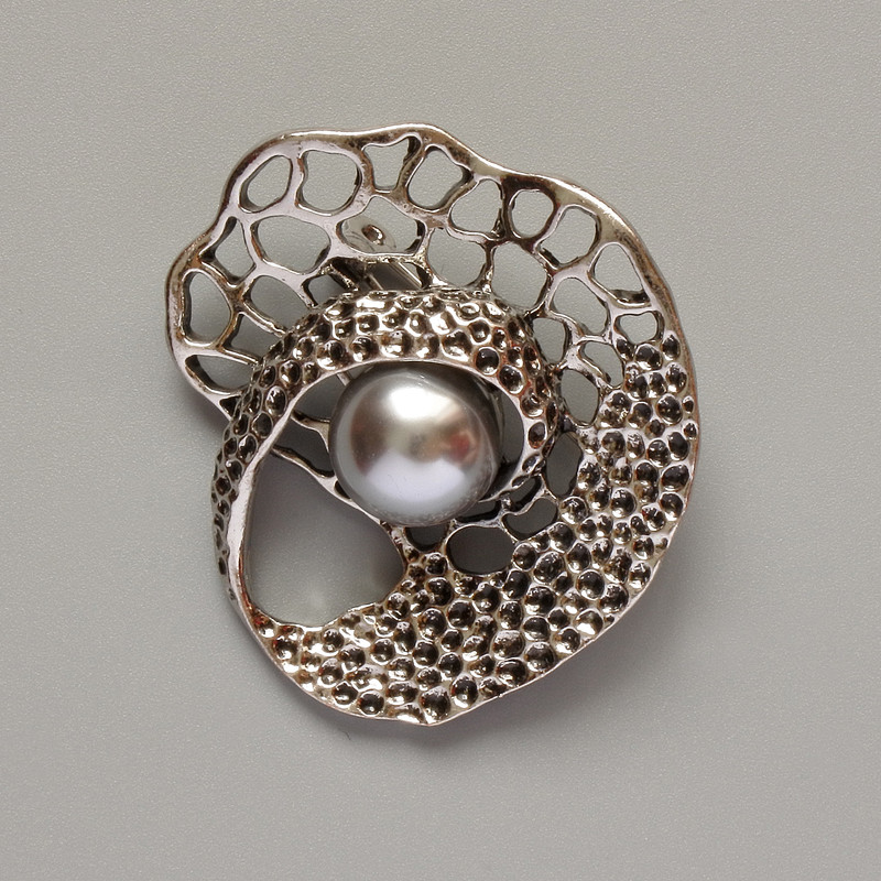 Spilla «Accento» con perla grigia e metallo argentato, 41×39 mm