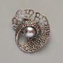 Spilla «Accento» con perla grigia e metallo argentato, 41×39 mm