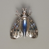 Spilla-pendente Farfalla con cristallo blu, strass colorati, metallo argentato lucido 44×48 mm