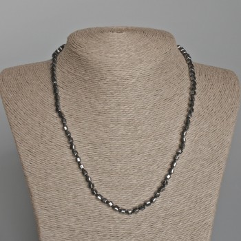 Collana di ematite a cubetti, diametro circa 4 mm, lunghezza 46 cm
