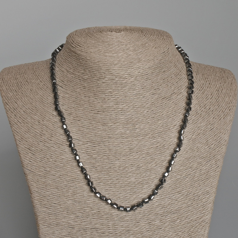 Collana di ematite a cubetti, diametro circa 4 mm, lunghezza 46 cm