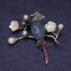 Spilla-ciondolo Pappagallo con cristallo blu, strass colorati e perline, metallo argentato 50×48 mm