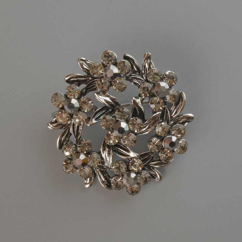 Spilla Fiore, strass grigi, metallo argentato 37x37 mm