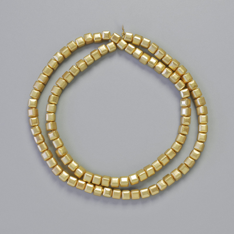 Perline di ematite cubiche, colore oro opaco, diametro 4×4 mm, lunghezza 41 cm +/- (stringa)