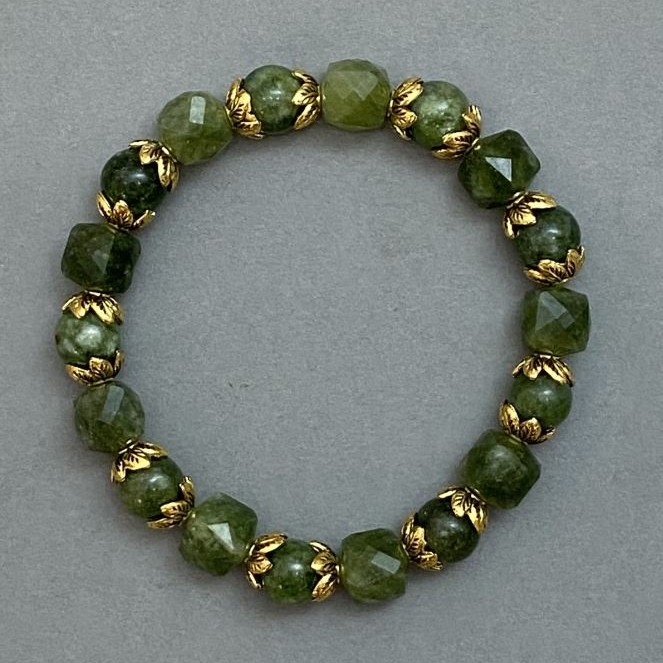 Bracciale in giadeite con cubi e palline, diametro 9 mm ±, diametro 8 mm ±, lunghezza 18 cm ±, elastico con inserti