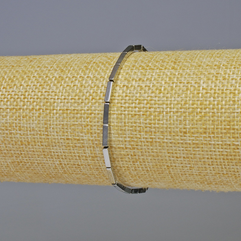 Bracciale in ematite argentata a forma rettangolare, dimensioni 8×2 mm ±, lunghezza 18 cm ±, elastico