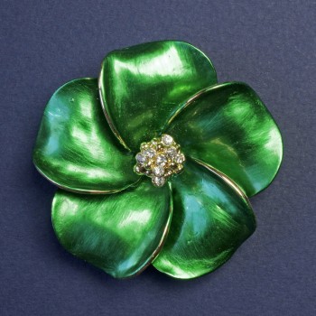 Spilla a fiore con cristalli bianchi 50×50 mm ±, smalto verde perla, metallo dorato