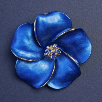 Spilla a forma di fiore con cristalli blu 50×50 mm ±, smalto blu perlato, metallo dorato