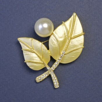 Spilla a foglie con perla bianca (acrilico) 45×40 mm ± metallo dorato