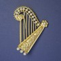 Spilla Arpa con perle bianche 65×53 mm ± metallo dorato