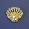 Spilla a forma di conchiglia con perla bianca, ornata di strass, 28×28 mm ± metallo dorato