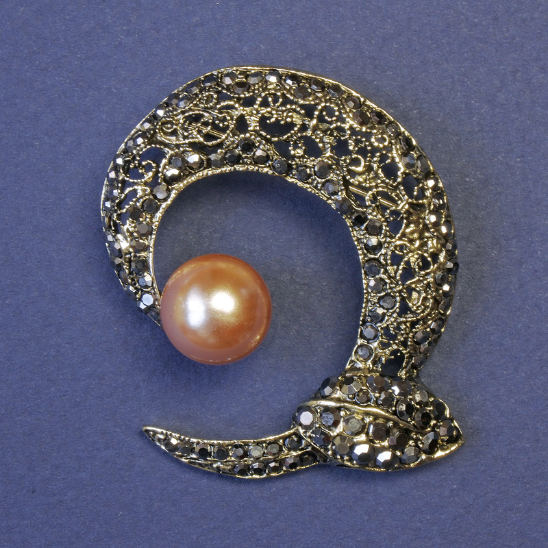 Spilla Accento con perla marrone e strass grigi 45×48 mm ± metallo bronzo