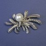 Spilla Accento con perla bianca e strass bianchi, 35×55 mm ± metallo argentato
