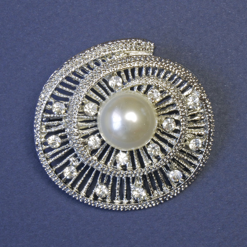 Spilla Accento con perla bianca artificiale e strass bianchi, 42×42 mm ±, metallo argentato