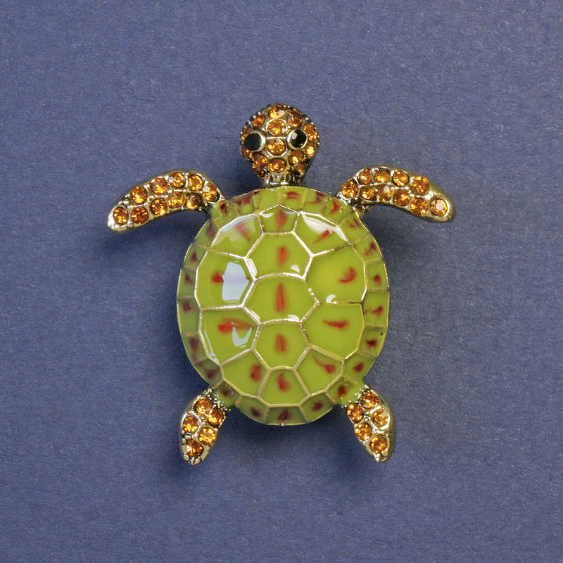 Spilla tartaruga con smalto verde e strass dorati 33×33 mm+