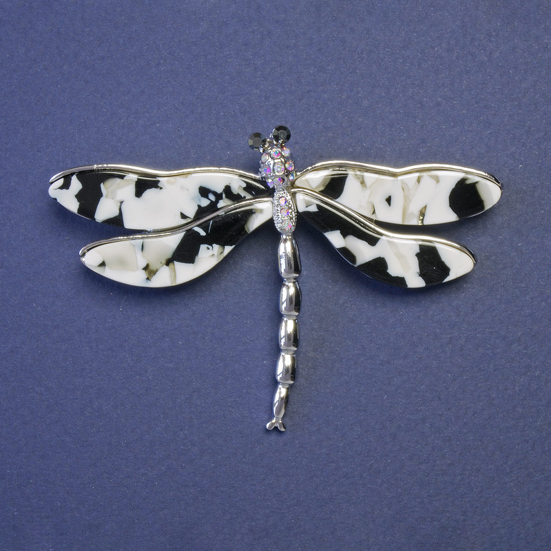 Spilla Farfalla con ali bianche e nere perlacee, 75x50 mm, metallo argentato