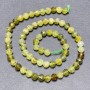<strong>Perline di grosular verde</strong> (granato verde) su filo, sfere sfaccettate, diametro 6 mm +/- lunghezza 39 cm