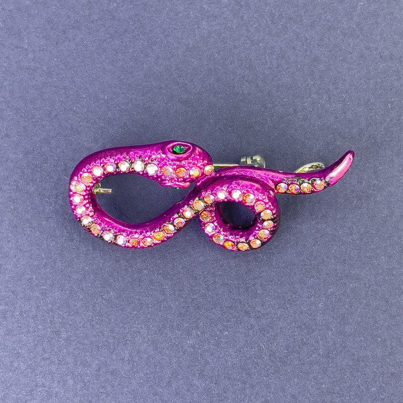 Spilla-pendente «Serpente» con smalto rosa e strass iridescenti, metallo argentato 44x20 mm +