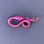 Spilla-pendente «Serpente» con smalto rosa e strass iridescenti, metallo argentato 44x20 mm +