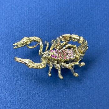 Saldo Spilla-ciondolo «Scorpione» con strass rosa e metallo dorato 27x42 mm+