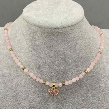 Choker in quarzo rosa con palline lisce da 4 mm +/-, ematite cubetto da 3 mm +/-, con pendente a forma di cuore da 12 mm +/-; lunghezza 36 cm + catena allungabile