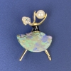 Spilla-pendente «Ragazza» con strass bianchi e perla, in metallo dorato, 47×32 mm ±