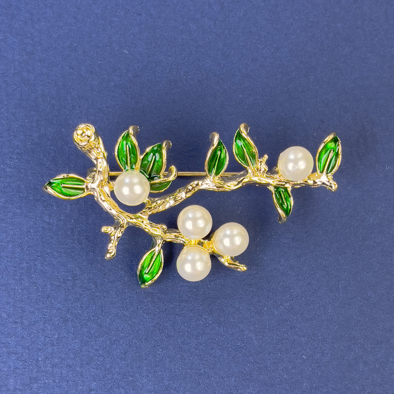 Spilla «Rametti» con perle in metallo dorato 48×32 mm