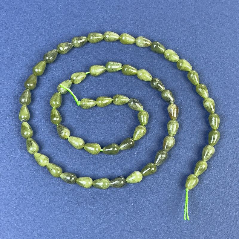 Perle di giadeite a goccia 7×4 mm ± su filo, lunghezza 39 cm+