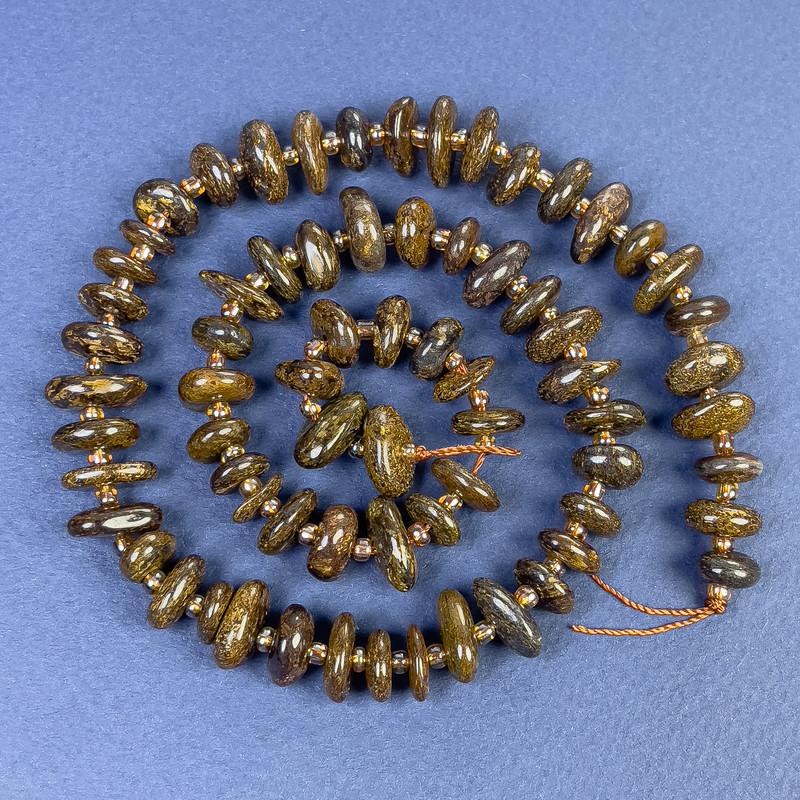 Perline di bronzite levigate 8–10×4 mm +/- con perline su filo, lunghezza 40 cm+