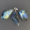 Pendente in labradorite con montatura argentata, dimensioni assortite 30×52×10–44×25×8 mm, metallo argentato