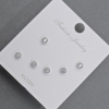 Orecchini a perno con strass bianchi, metallo argentato, 2 mm