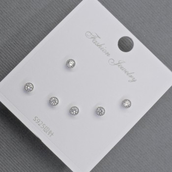 Orecchini a perno con strass bianchi, metallo argentato, 2 mm