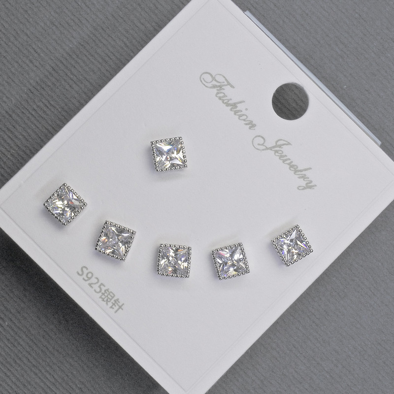 Orecchini a perno con strass bianchi, metallo argentato, 5 mm ±