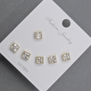 Orecchini a perno con strass bianchi, metallo dorato, 5 mm ±