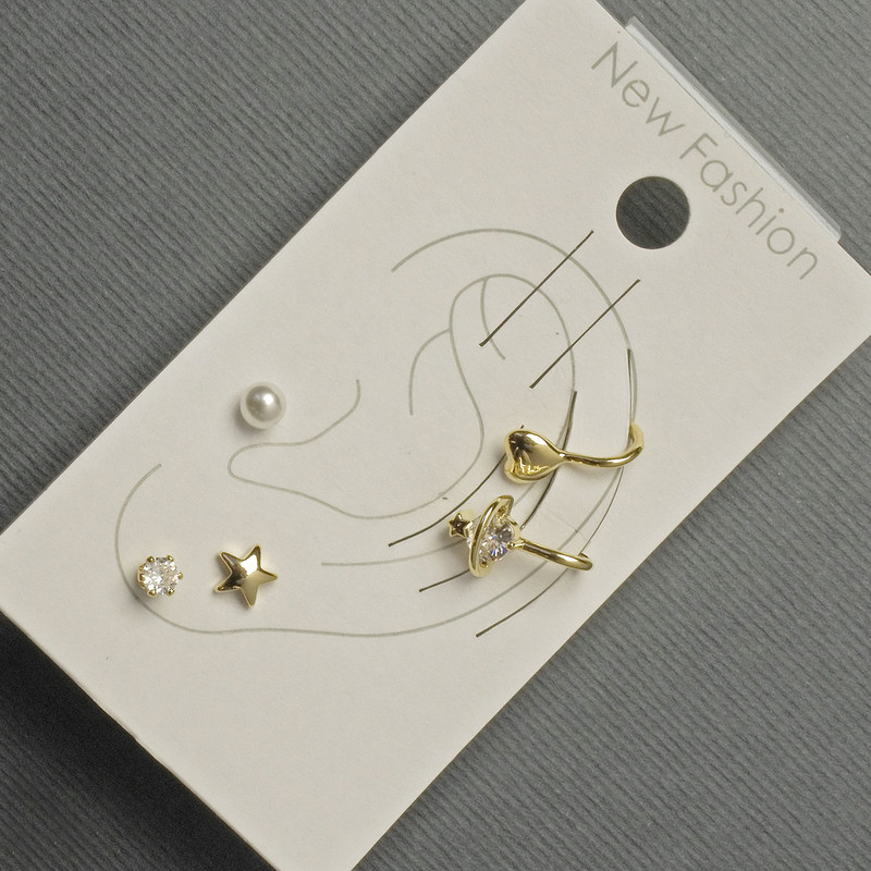 Orecchini a perno e clip per l'orecchio in metallo dorato, strass bianchi e perlina