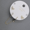 Orecchini a perno con cabochon, metallo dorato e strass bianchi