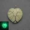 Pendente a forma di cuore in onice verde lucente con intreccio d'argento, diametro 30×30 mm ±, lunghezza 37 mm ±