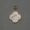 Pendente a forma di trifoglio con inserto in kaolinite, 16×18×4 mm±, metallo dorato