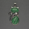 Pendente «Gatto» in malachite 25x51 mm ± metallo argentato
