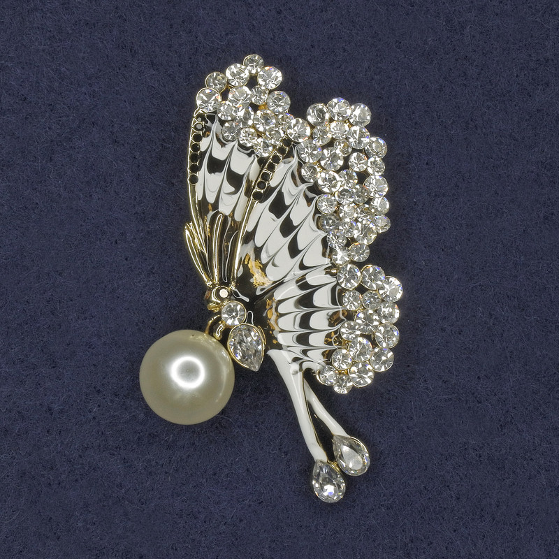 Spilla farfalla con perla e strass bianchi in metallo dorato 41×58 mm+