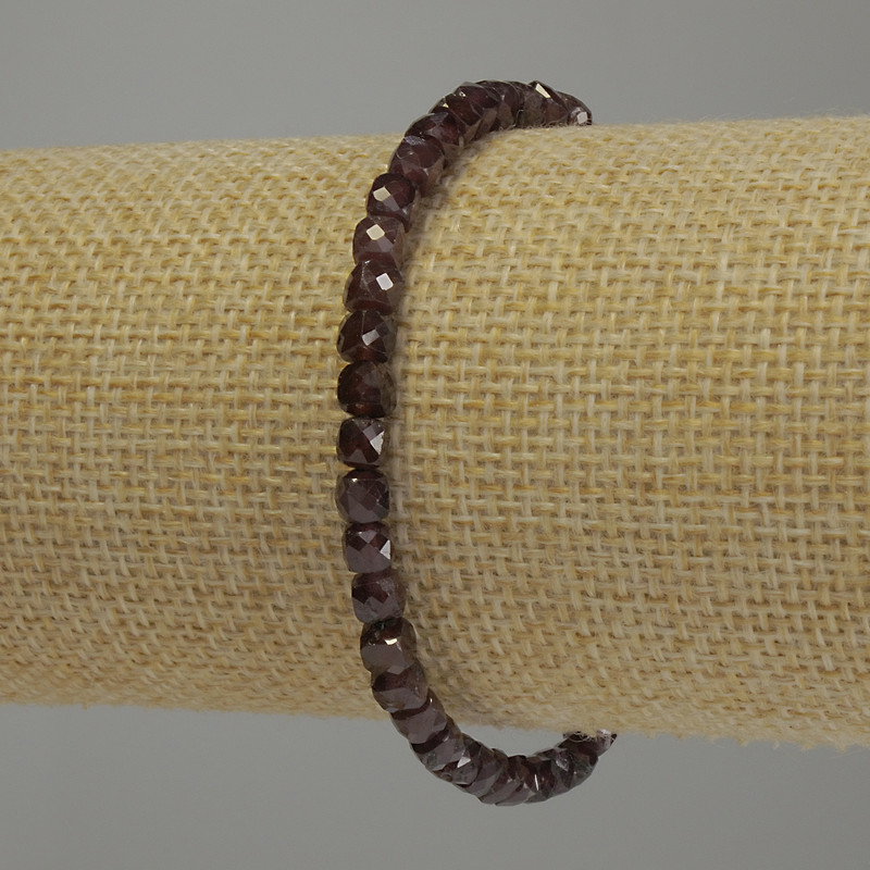 Bracciale in granato a cubi sfaccettati, diametro 4×4 mm+-, lunghezza 18 cm, elastico