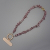Portachiavi per telefono in quarzo a fragola, frammenti 7–15×2–4 mm ±, filo lungo circa 37 cm, anello diametro 24 mm, per orecchie, lunghezza 40 cm (lunghezza perline 37 cm)