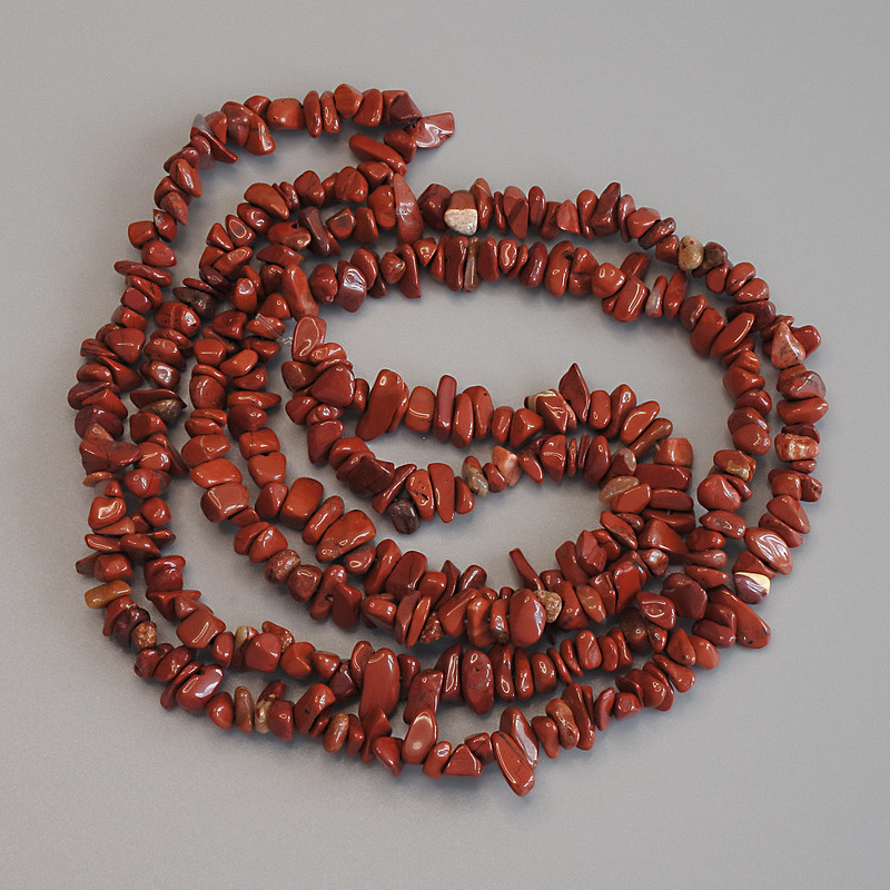 Perline Diaspro Rosso chip, diametro 5-8×2-3 mm, lunghezza 80 cm ± su filo