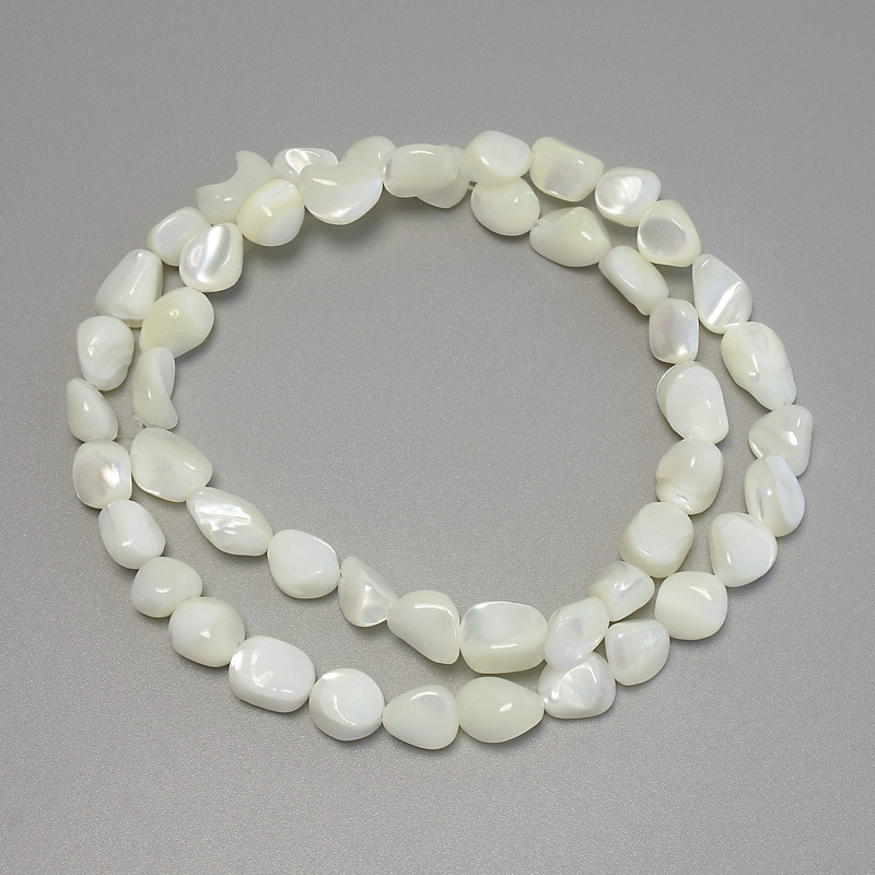 Perline madreperla levigate, diametro 9×7 mm, lunghezza circa 40 cm, su filo