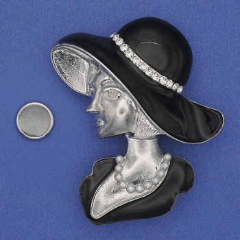 Spilla magnetica: Ragazza con cappello, strass bianchi, smalto nero, metallo argentato 53×45 mm+