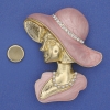 Spilla magnetica Ragazza con cappello, strass bianchi, smalto rosa, metallo dorato, 53×45 mm+