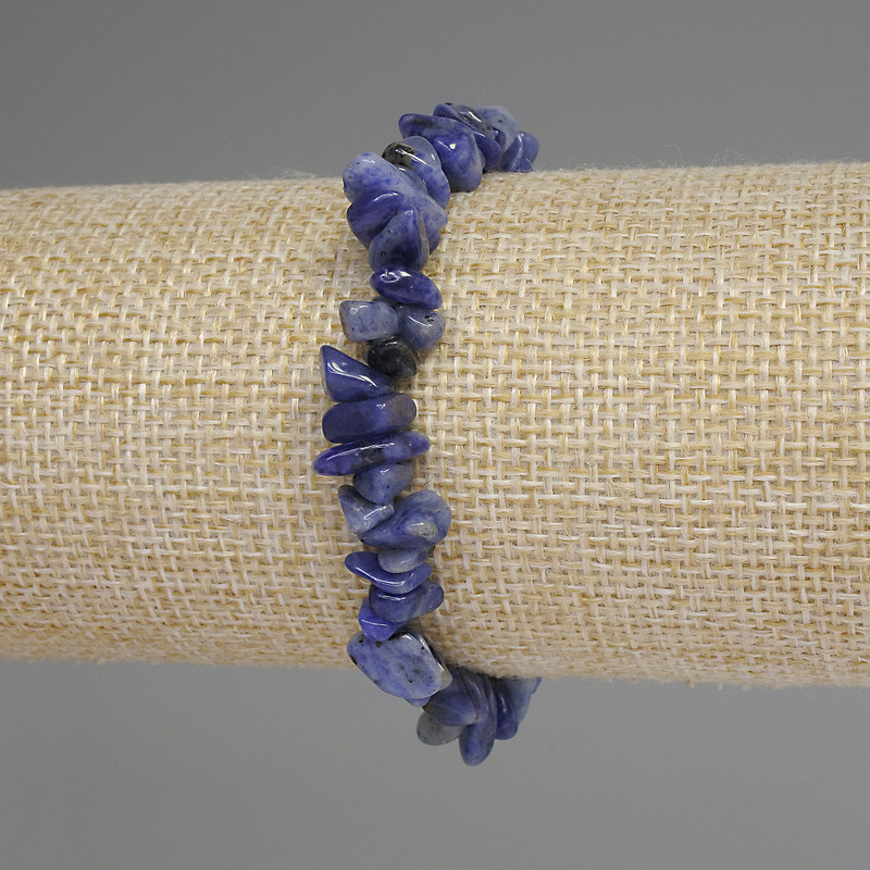 Bracciale con frammenti di sodalite, diametro 5-12×3 mm ±, lunghezza 18 cm ±, base elastica