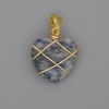 Pendente a forma di cuore in sodalite avvolto da filo metallico 21x21 mm ±, diametro 30 mm ±