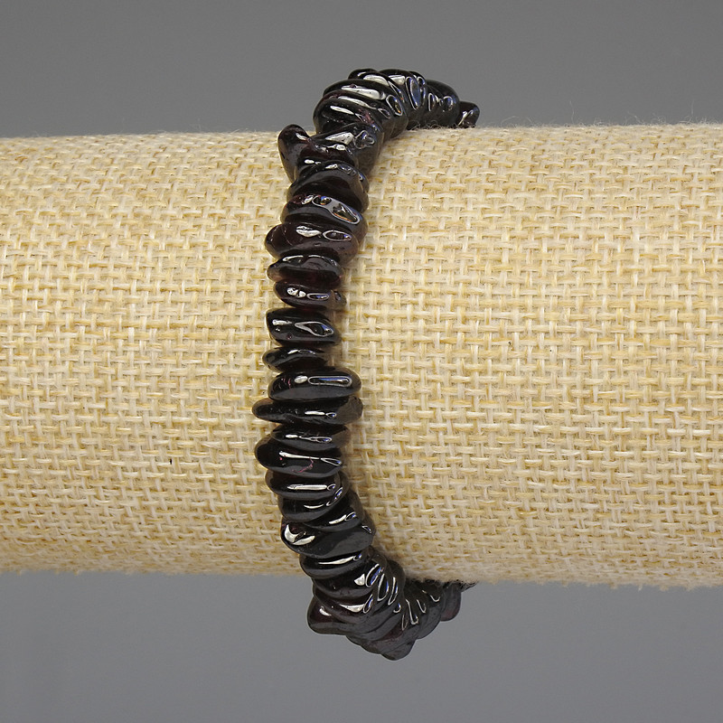 Bracciale con granuli di granato 7–9×3–5 mm, lunghezza 18 cm ±, elastico